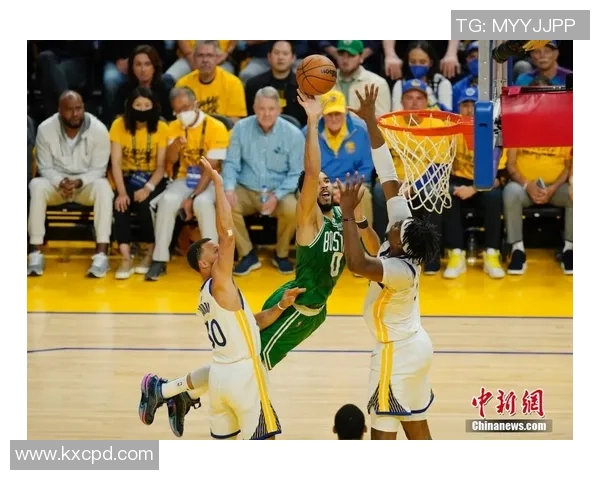 总决赛首场比赛湖人逆转夺冠，勇士开门红